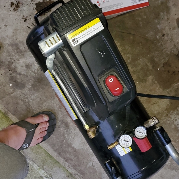 Air compressor - Picture 3 of 3